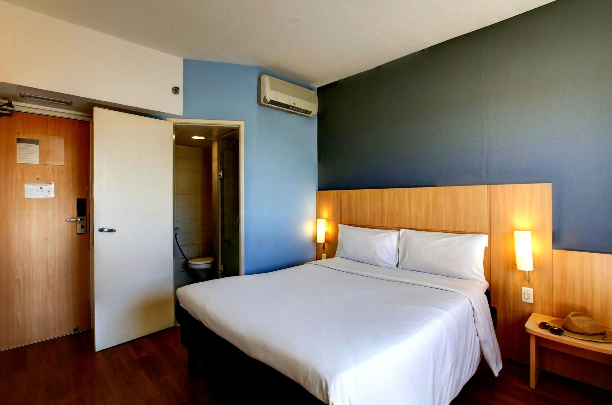 Ibis Vitoria Praia Do Canto Экстерьер фото