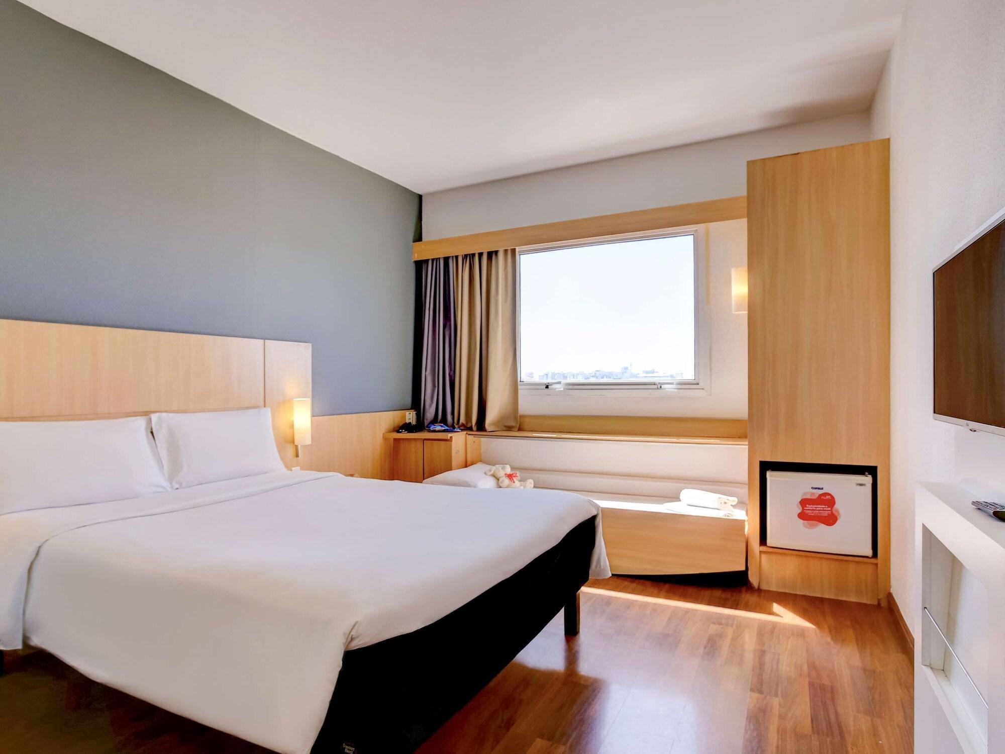 Ibis Vitoria Praia Do Canto Экстерьер фото