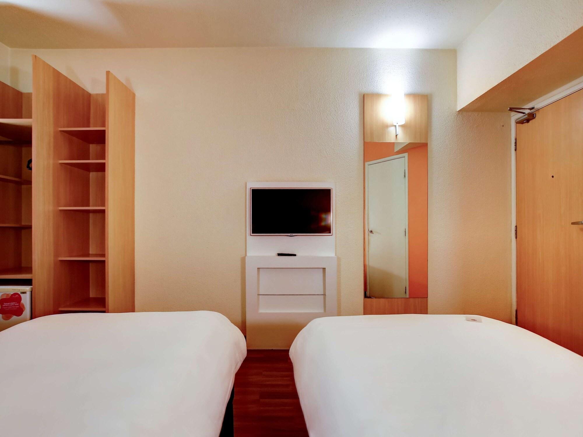 Ibis Vitoria Praia Do Canto Экстерьер фото